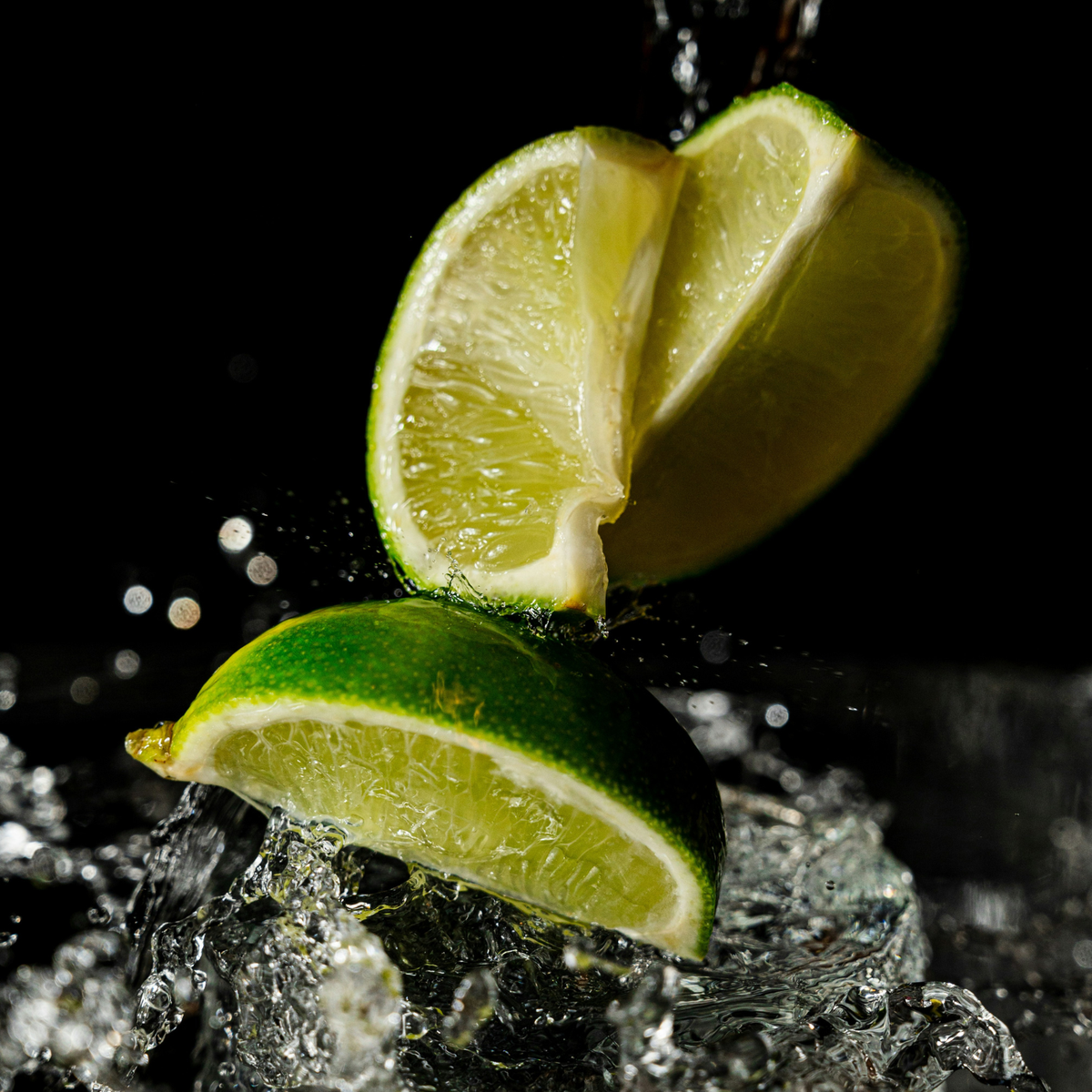 Image de Niklas Schikora représentant des tranches de citron vert avec de l'eau qui éclabousse
